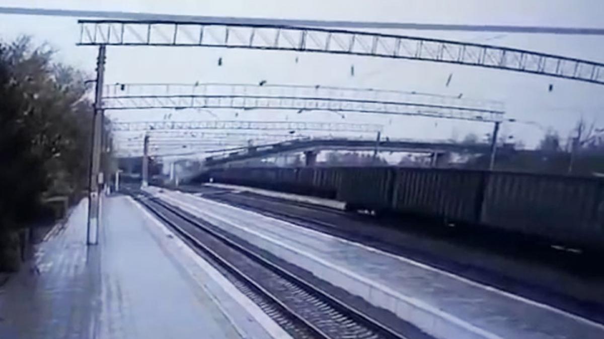 video un pod care trecea peste calea ferata transsiberiana s a prabusit cand un camion se afla pe el