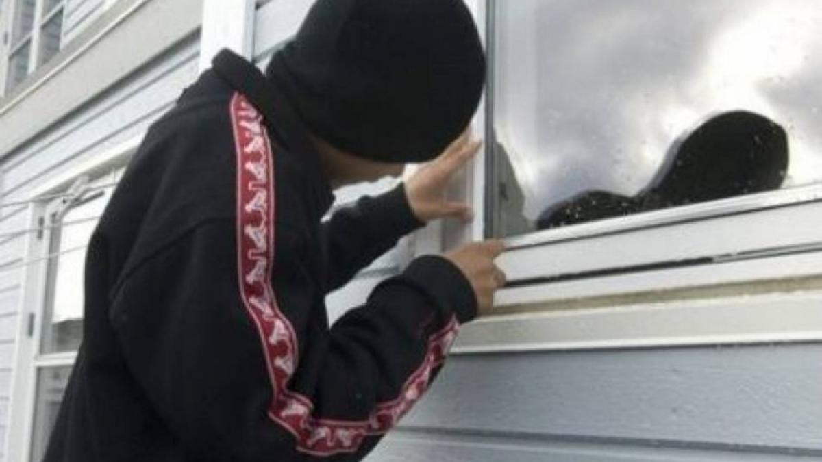 Caz şocant în Vrancea: Un adolescent de numai 15 ani este cercetat de poliţişti pentru spargerea mai multor locuinţe