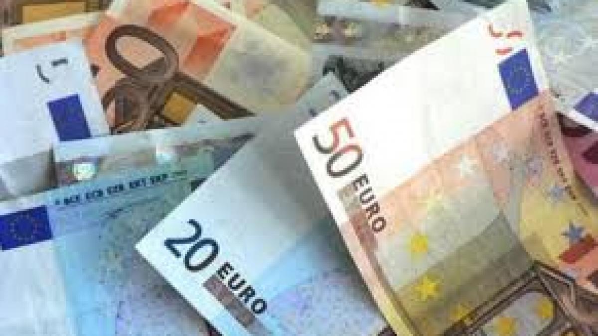 Curs valutar: Moneda naţională s-a apreciat nesemnificativ în raport cu euro, dar a pierdut teren în faţa dolarului american