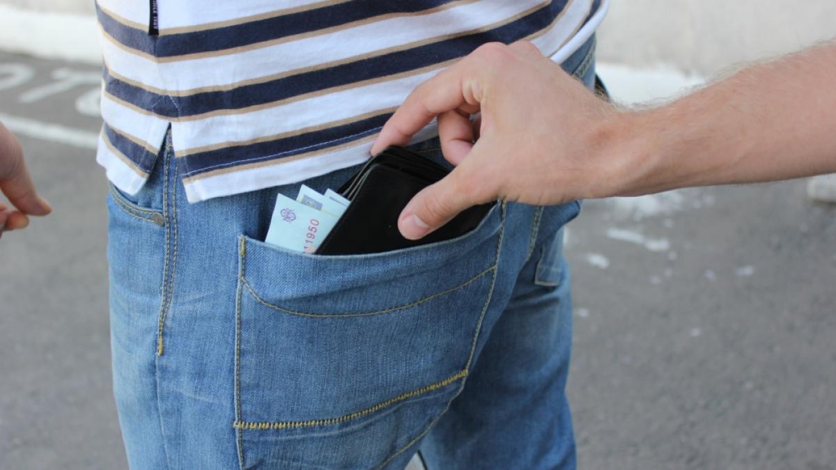 Patru suspecţi de furt, reţinuţi în urma a 12 percheziţii domiciliare efectuate în judeţele Botoşani şi Ilfov