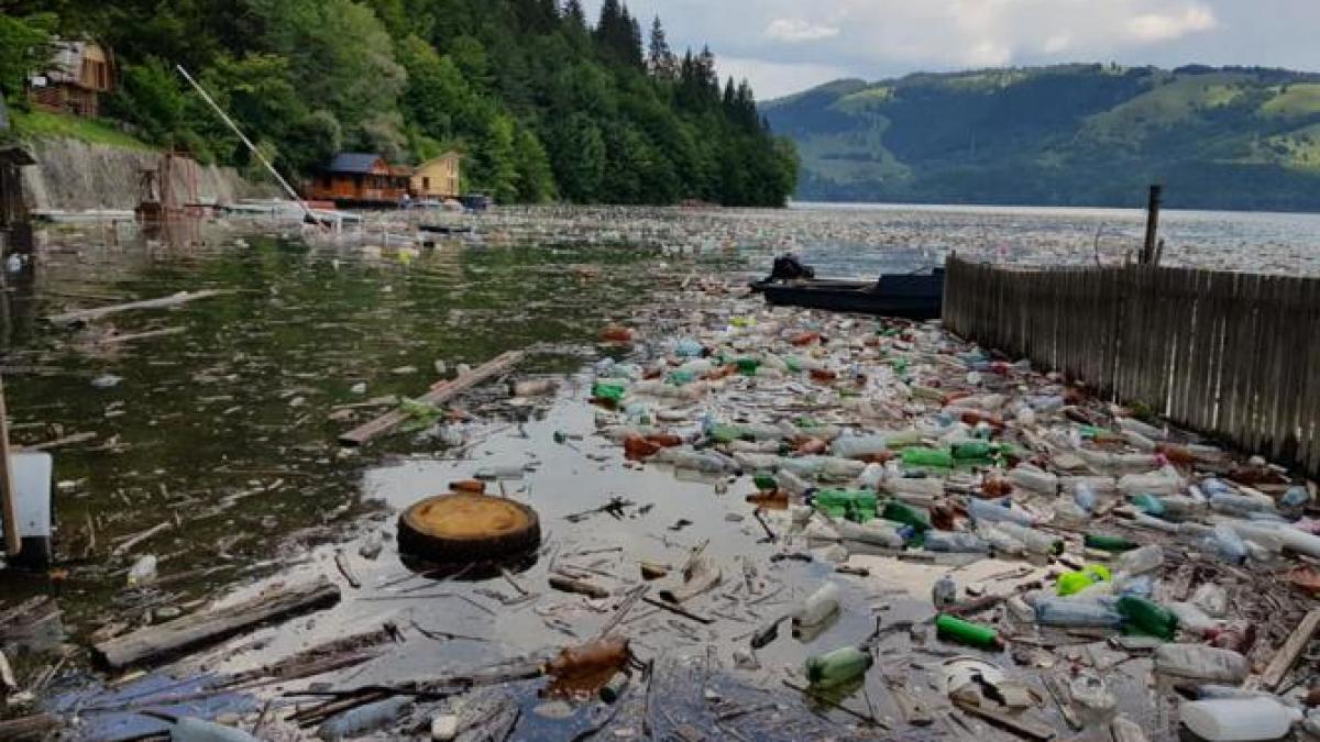 Vot important în Parlamentul European pentru reducerea poluării cu plastic