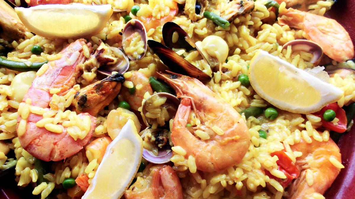 Rețeta zilei: Paella cu fructe de mare