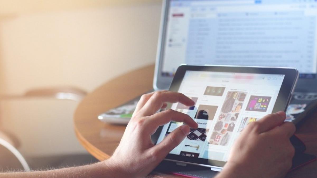 Peste jumătate dintre românii utilizatori de internet cumpără online cel puţin o data pe lună