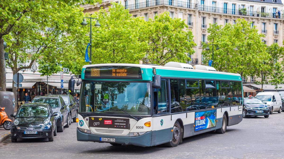Un șofer de autobuz a dat jos toți pasagerii, pentru că nu făceau loc unui om în scaun cu rotile