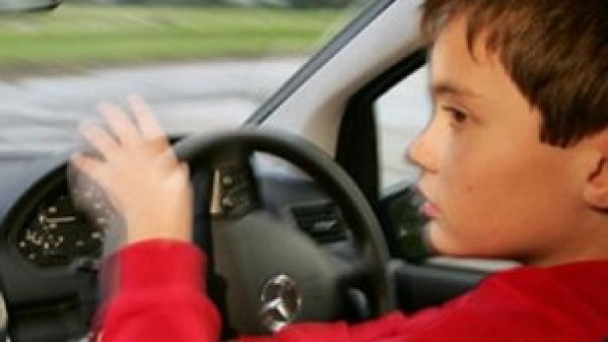 Doi minori din Giurgiu sunt cercetaţi penal după ce au condus fără permis şi au lovit un alt autoturism