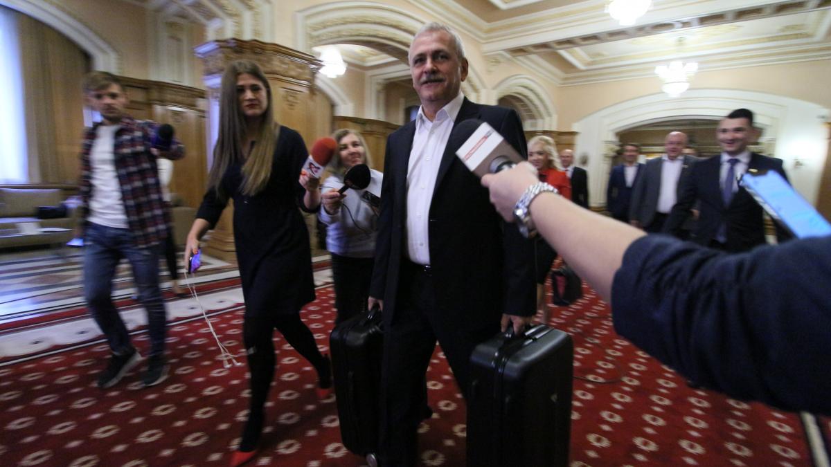 Dragnea a adus la şedinţa CEx a PSD două valize, în una dintre ele fiind gogoşi