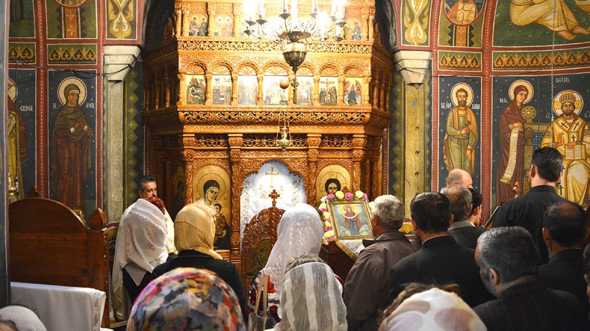 Şocant! O bătrână a fost jefuită într-o biserică din Costineşti