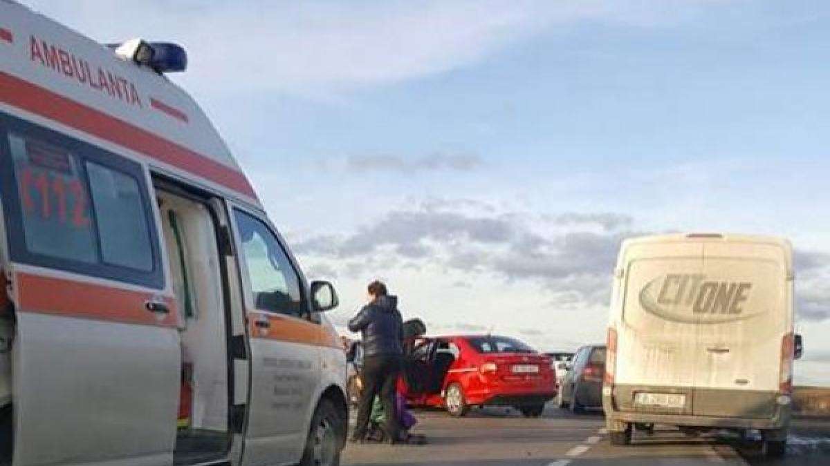 Accident teribil în Harghita: Două persoane au fost rănite după ce o ambulanţă a fost lovită de un autoturism