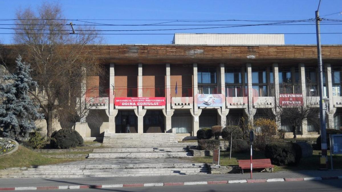 Baronii sindicali au demolat Casa de Cultură