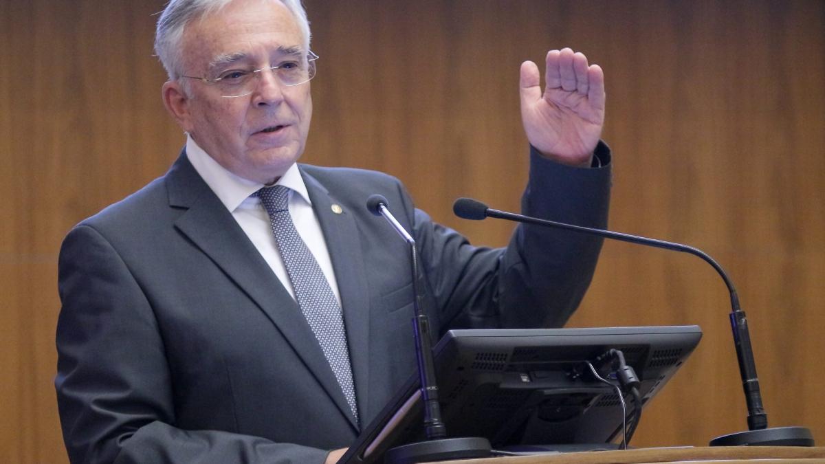 Isărescu: Salariile cresc deoarece oferta de pe piaţa muncii nu este corelată cu cererea