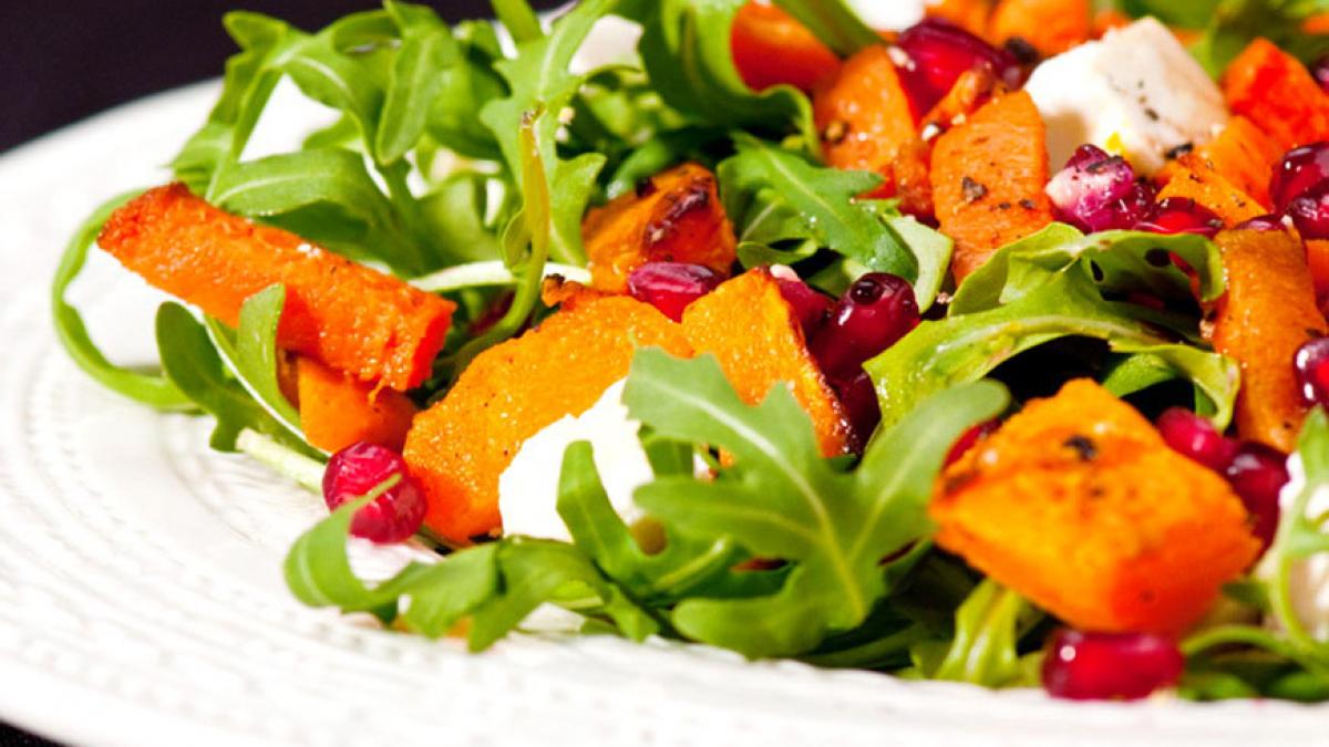 Un deliciu: Salată cu dovleac și rucola