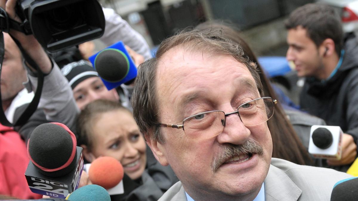 Bătaie de joc în dosarele care privesc averea familiei Băsescu. Bunurile „fabricii de pui” a lui Mircea Băsescu, evaluate la 11.000 de euro