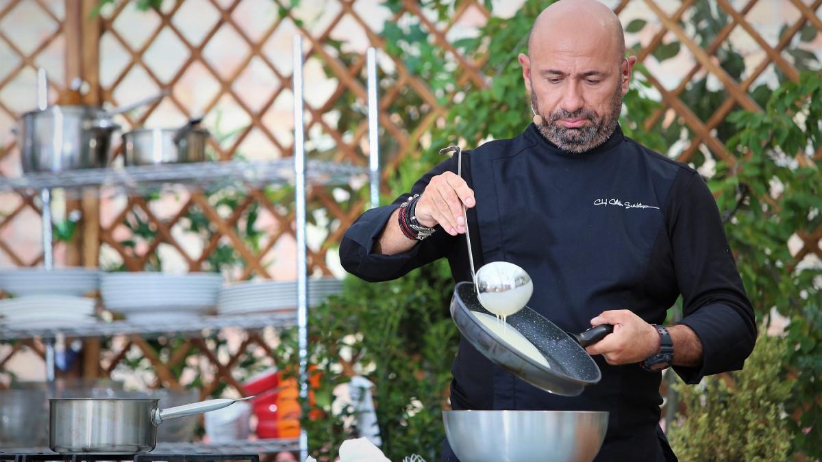 Chef Scărlătescu gătește clătite  în cea mai importantă luptă a amuletelor