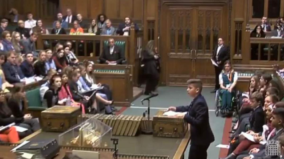 Un copil român a ridicat parlamentarii britanici în picioare, cu un discurs excepţional