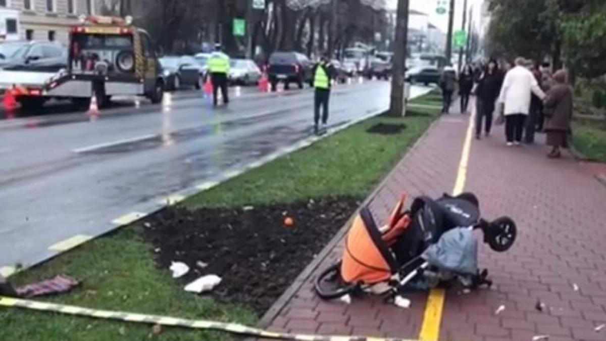 Accident teribil în Suceava! Mamă şi copil spulberaţi pe trecerea de pietoni, femeia a murit la spital
