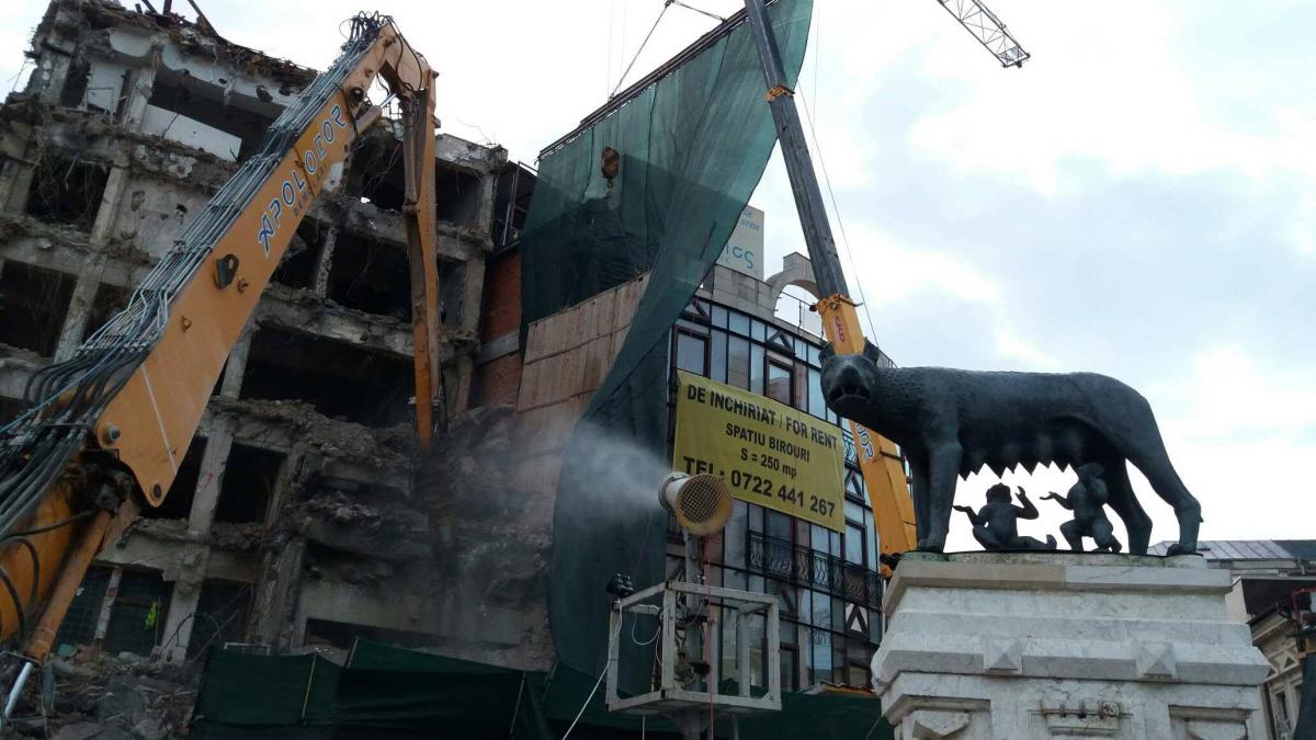 GALERIE FOTO Magazinul Bucureşti a fost demolat 
