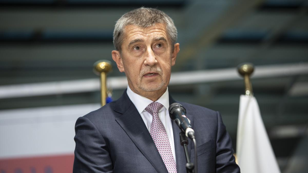 Babis, atacat din toate părțile