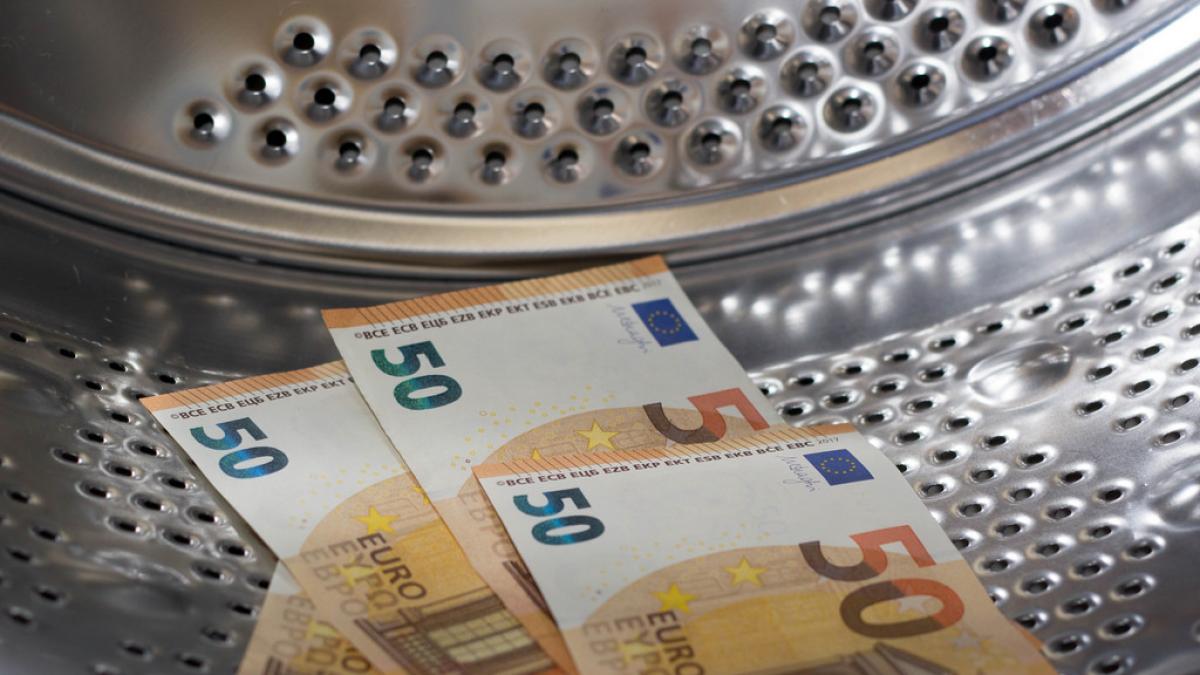 A fost acuzat de spălare de bani după ce poliția a găsit 400.000 de dolari în mașina sa de spălat