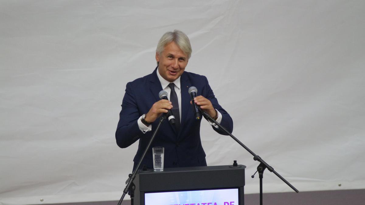 Eugen Teodorovici vrea ca românii care lucrează în străinătate să aibă un singur permis de muncă 