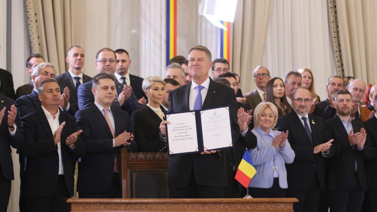 Klaus Iohannis a promulgat legea pentru construirea autostrăzii Iaşi-Târgu Mureş