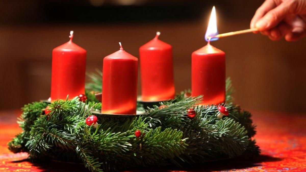 În toate casele catolicilor a fost aprinsă prima lumânare de Advent