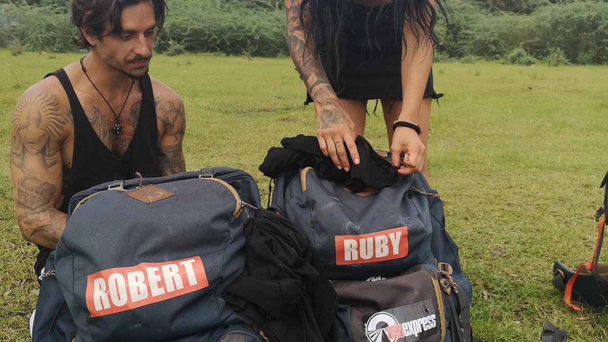 Ruby îşi usucã hainele în mers, în „Asia Express”