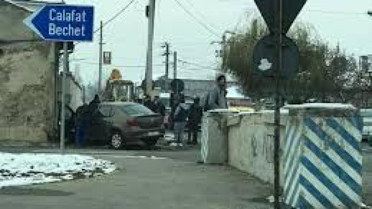 Accident teribil în Craiova: O şoferiţă a lovit un pieton şi s-a oprit cu maşina într-un imobil