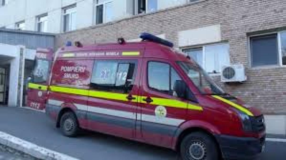 Un bărbat din Vaslui se află în comă după ce a căzut de pe casă