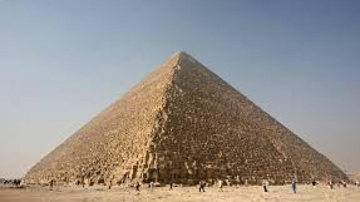 Un cuplu dezbrăcat s-a filmat pe Marea Piramidă din Giza