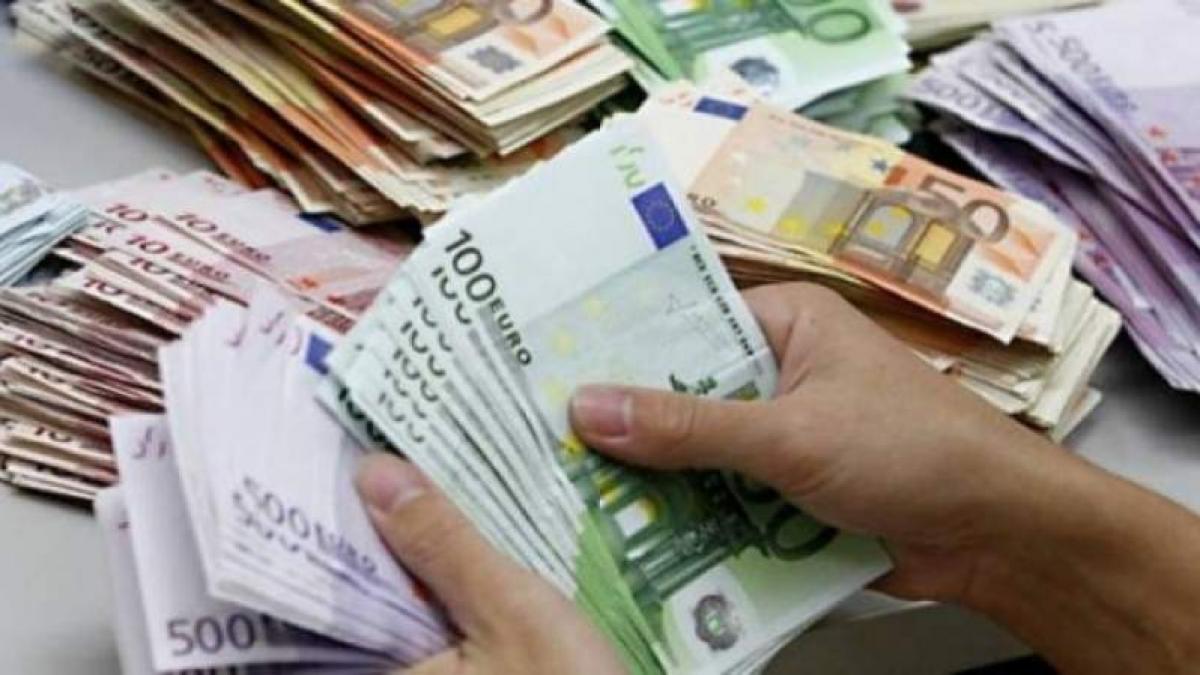 Curs valutar: Moneda naţională s-a depreciat, astăzi, în raport cu principalele valute