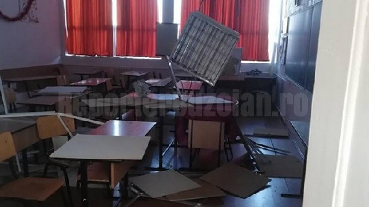 Tavan PRĂBUŞIT peste elevi, într-o clasă din Buzău