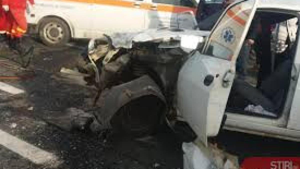 Trei autovehicule, implicate într-un accident în Vrancea. O femeie a fost descarcerată de pompieri