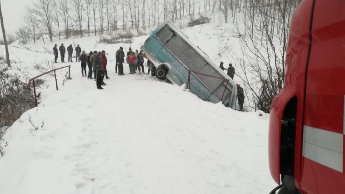 ALERTĂ Microbuz, răstunat într-o râpă