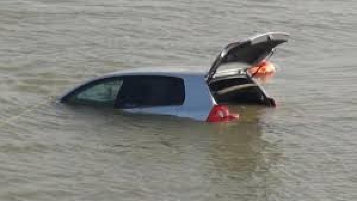 Alertă în Mehedinţi: Un autoturism a căzut în Dunăre