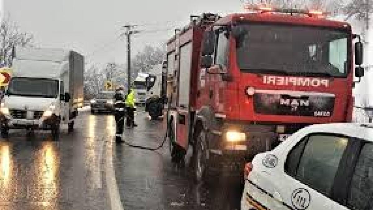 Coliziune între o cisternă şi o maşină pe Valea Oltului, la ieşirea din Câineni