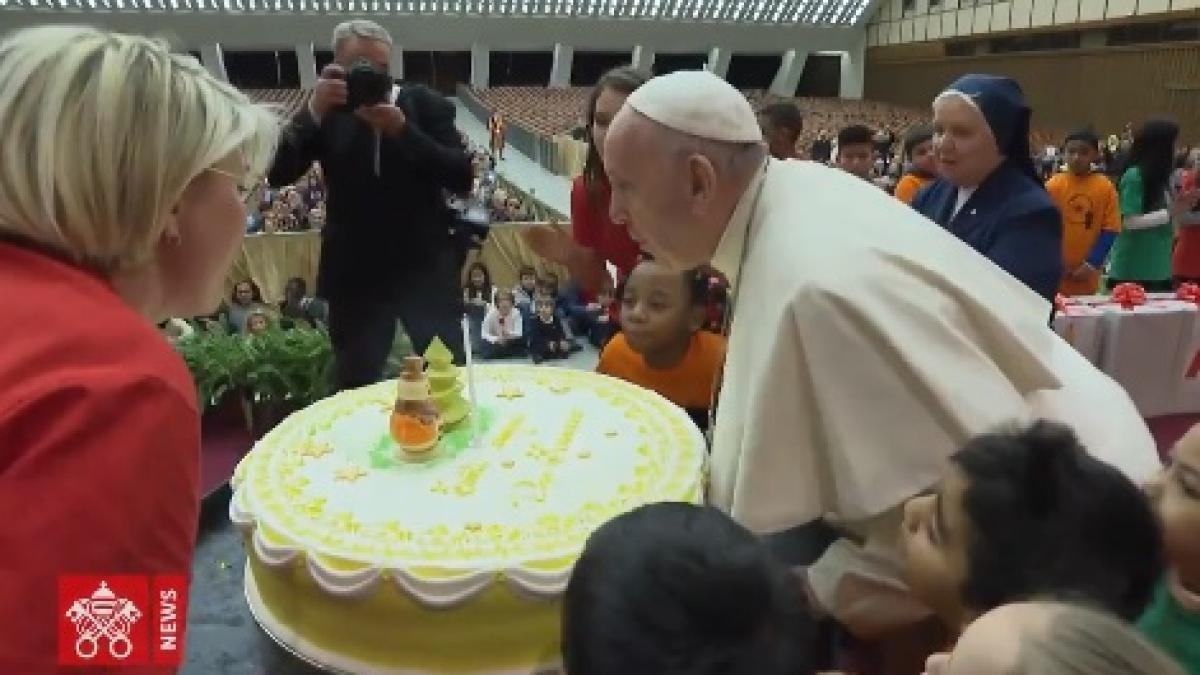 Papa Francisc a împlinit 82 de ani. Suveranul Pontif a primit un tort uriaş