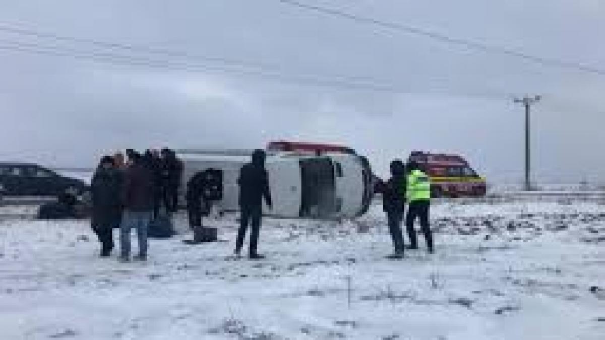 Alertă în Suceava! Un microbuz cu 18 persoane s-a răsturnat la Dumbrăveni