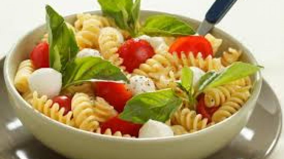 Reţeta zilei: Salata greceasca cu paste