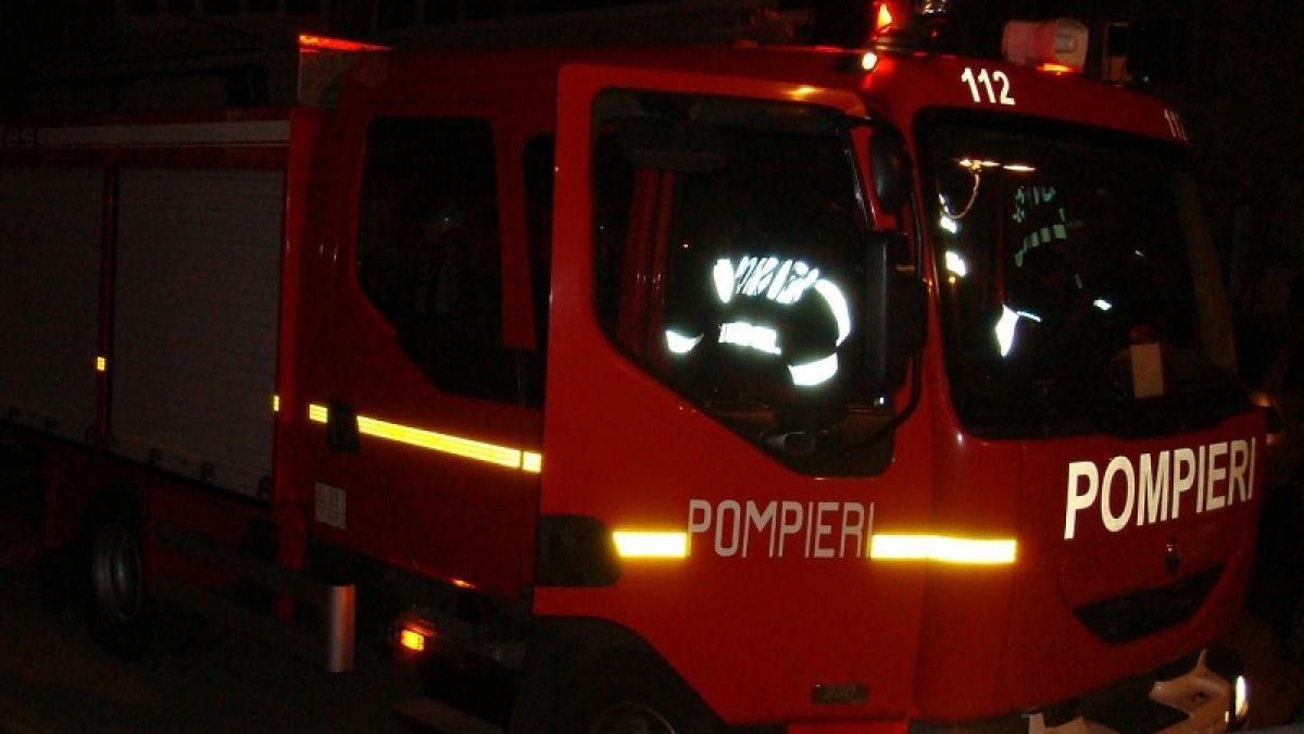 Alertă în Covasna! Locatarii unui bloc au fost evacuaţi de urgenţă, din cauza unui incendiu 