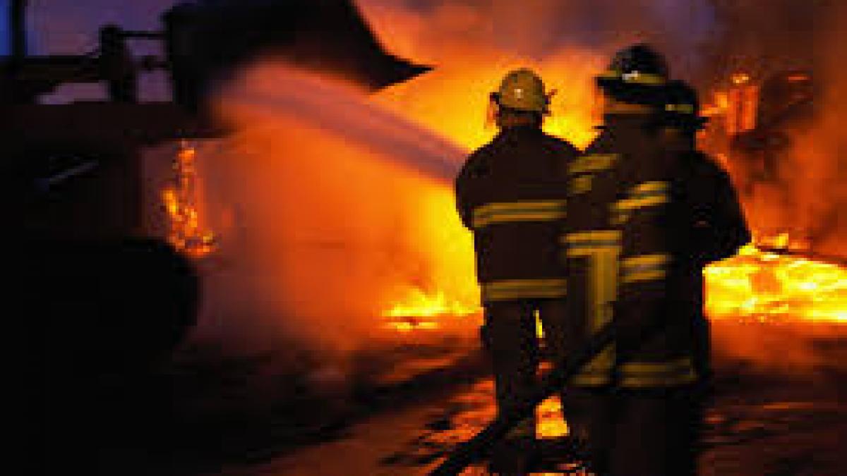 Tragedie la Bacău: Un copil de 3 ani a murit, iar fratele de 9 luni s-a ales cu arsuri grave în urma unui incendiu