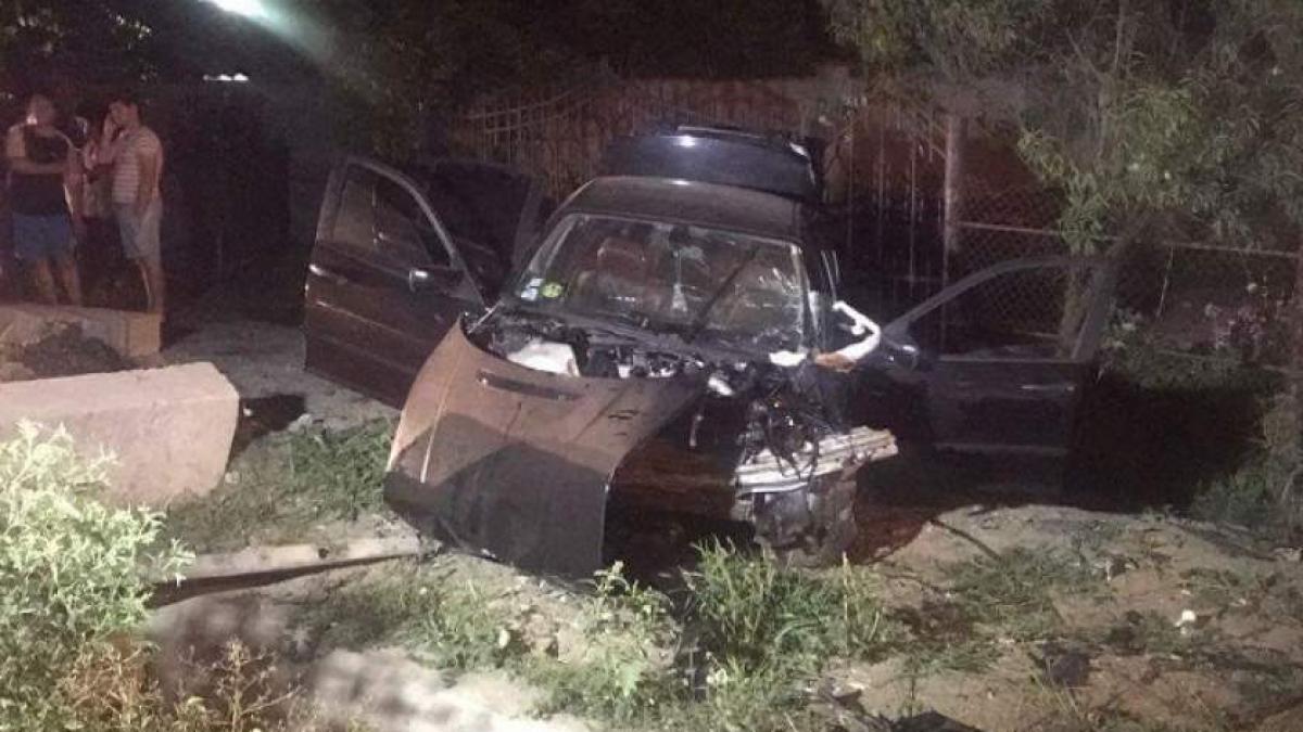 Acident spectaculos în Mureş: O tânără a intrat cu maşina într-un cap de pod