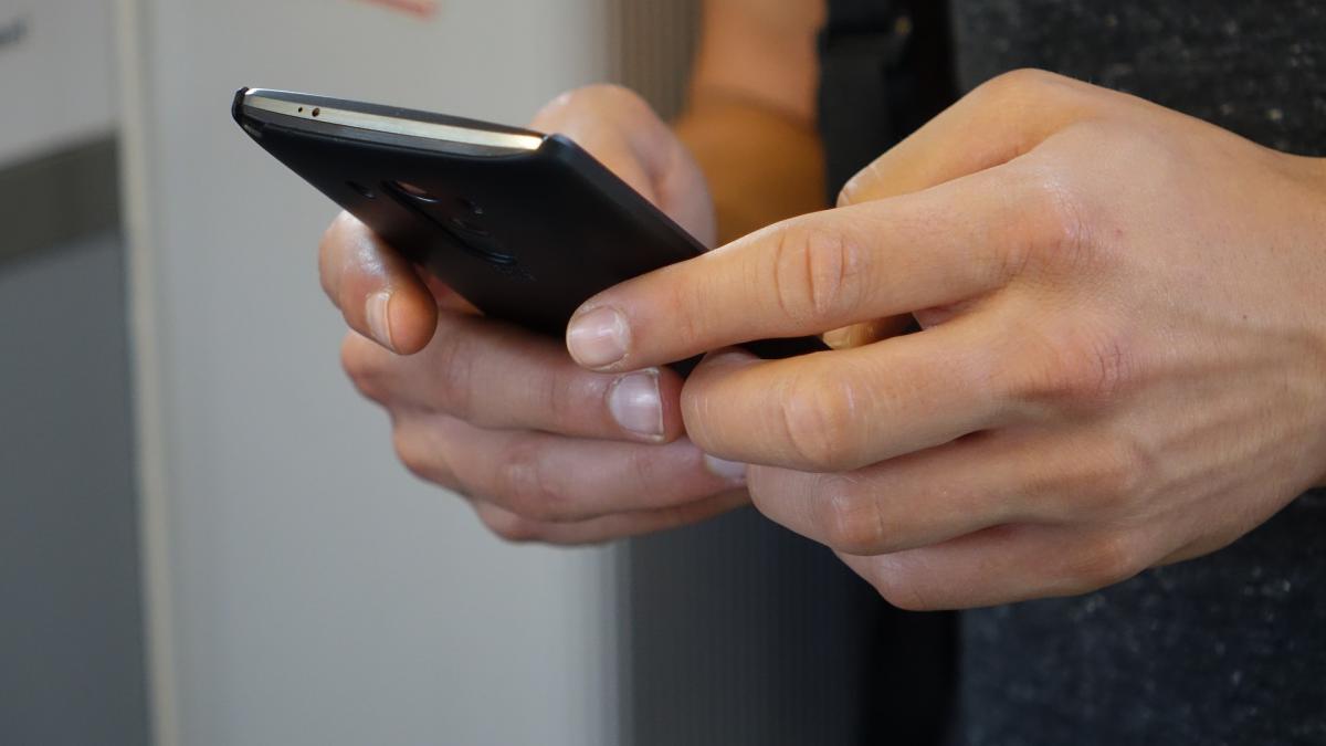 WhatsApp limitează la 5 numărul destinatarilor unui mesaj