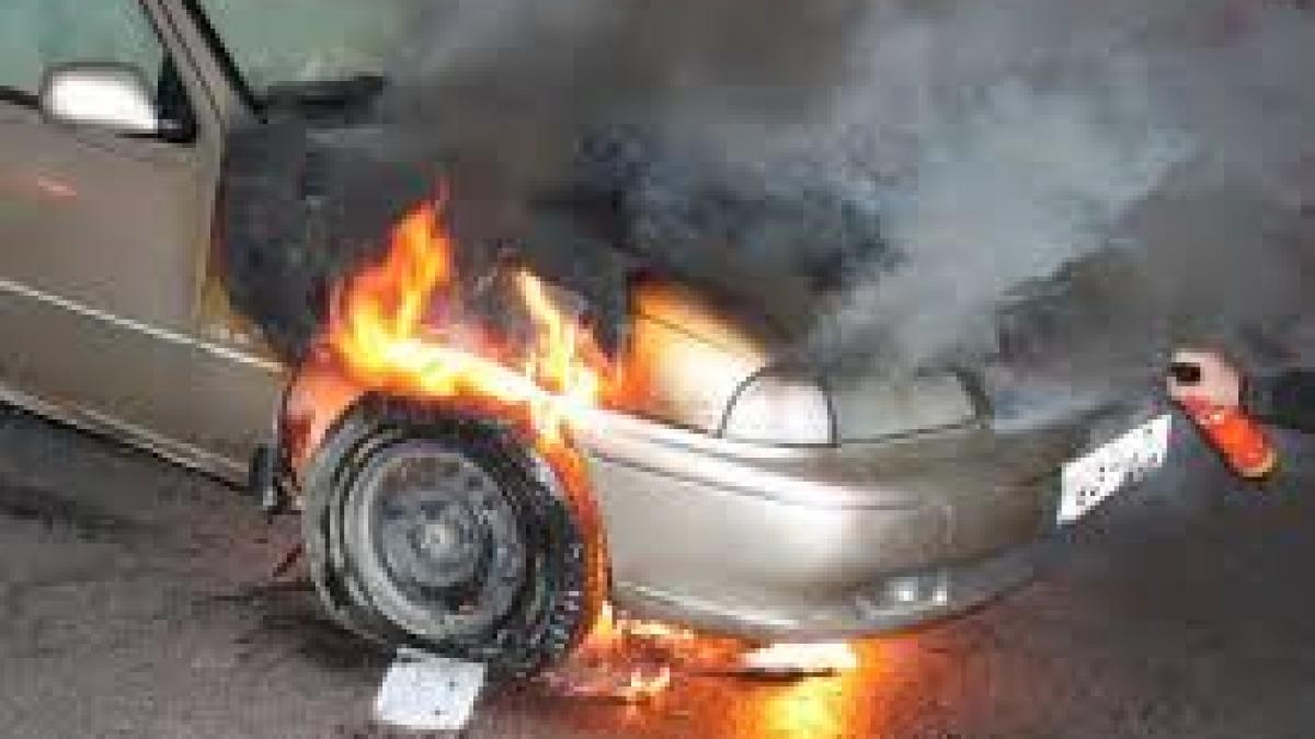 Un autoturism a ars complet în urma unui accident rutier, în Timiş