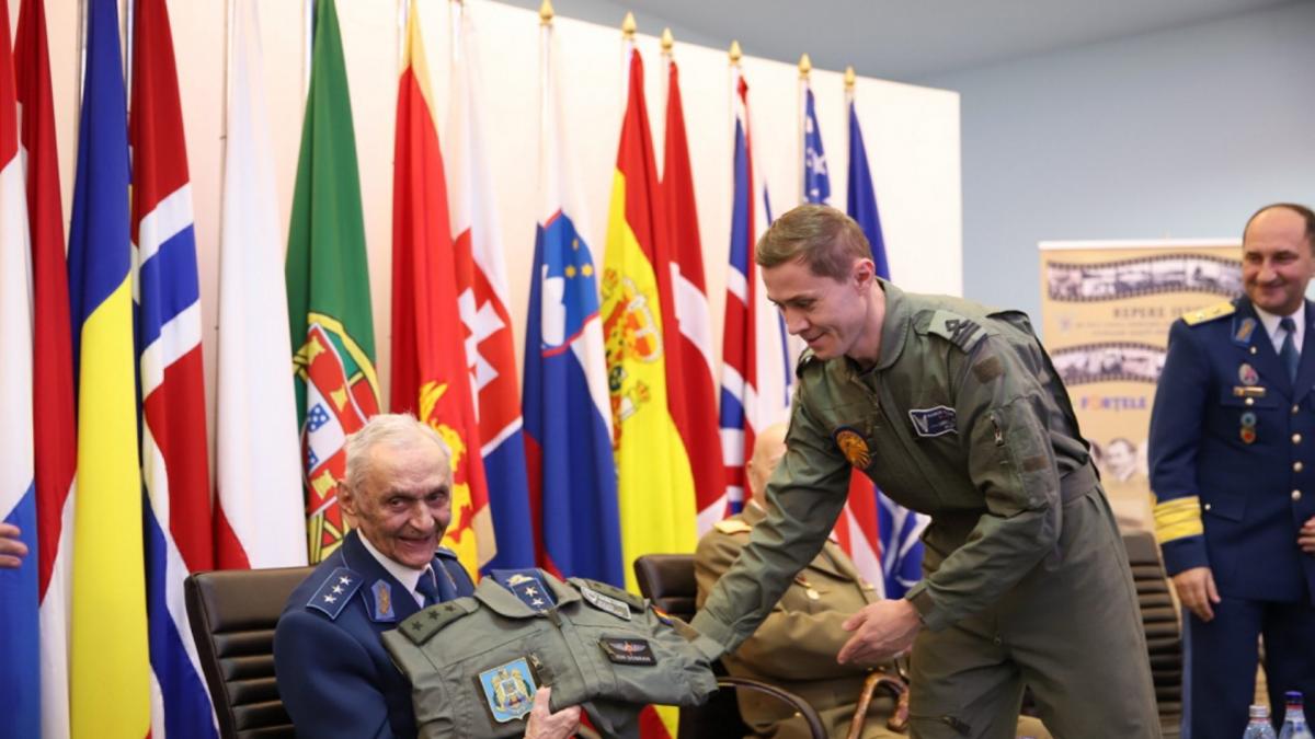 Veteranul aviaţiei române Ion Dobran a împlinit 100 de ani