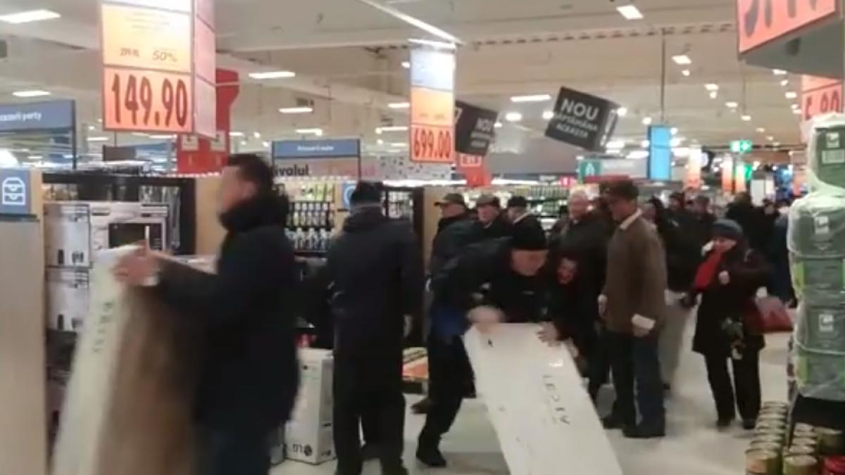 Video - Bătaie pe televizoare la un hypermarket din Bacău 