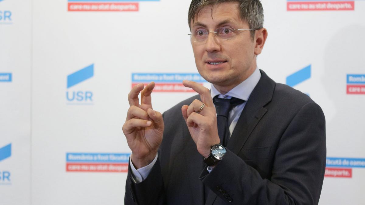 Președintele USR l-ar vota pe Dacian Cioloș, nu pe Klaus Iohannis 