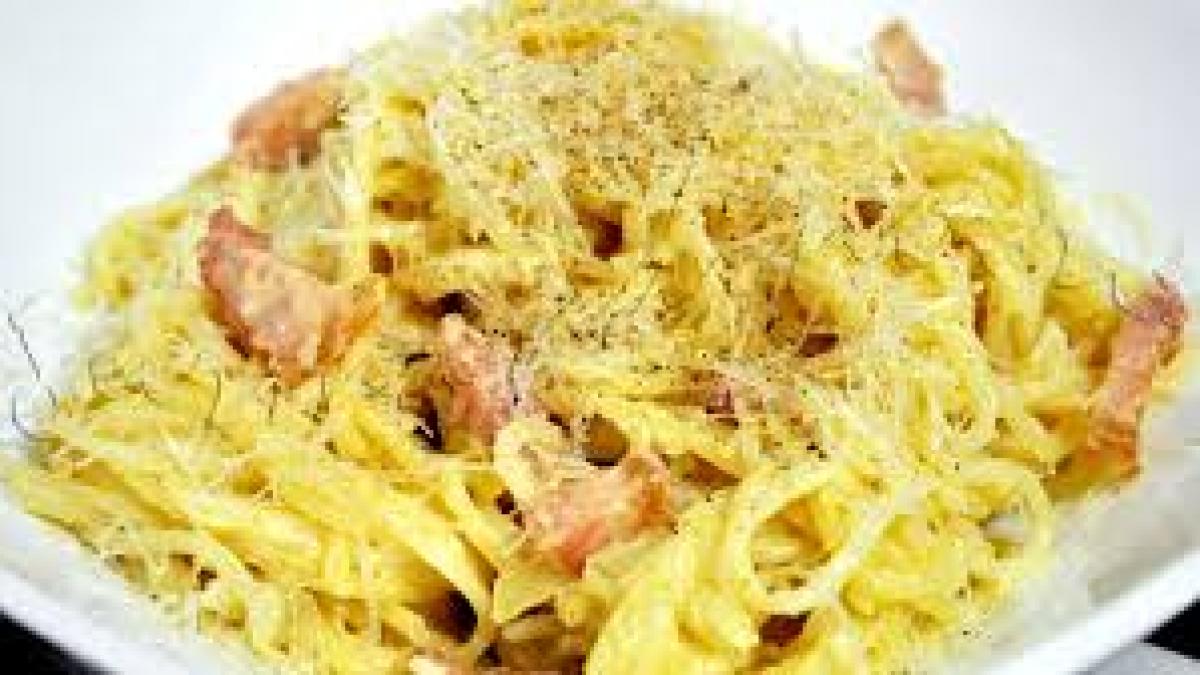 Reţeta zilei: Paste cu pui și parmesan ras