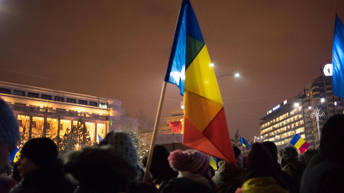 Câteva zeci de persoane s-au strâns în Piaţa Victoriei pentru a o susţine pe Laura Codruţa Kovesi