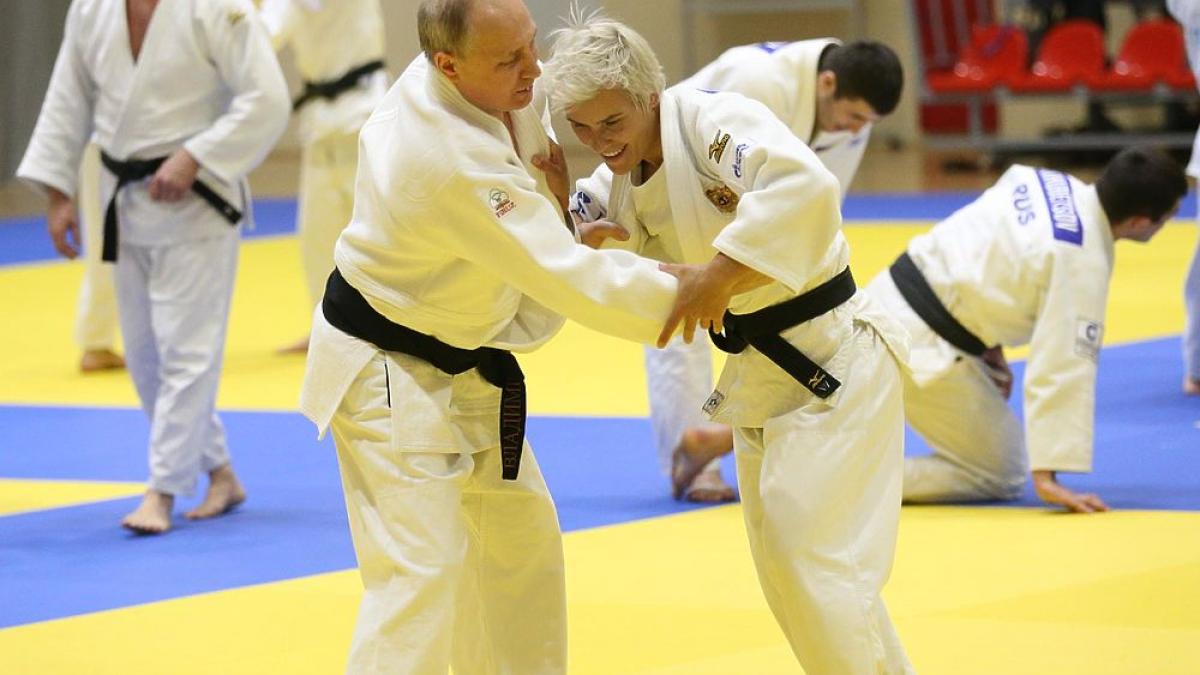 Vladimir Putin, trântit la podea de o femeie 