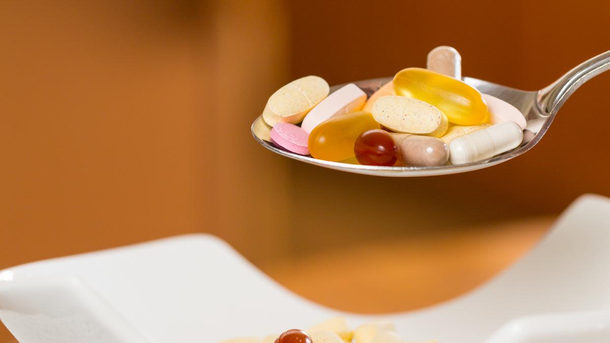 Românii mănâncă suplimente alimentare cu pumnul